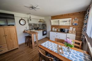 uma cozinha com uma mesa e uma sala de jantar em Zacisze Pod Reglami em Zakopane