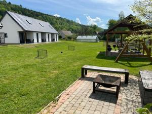 un parque con mesa de picnic y parque infantil en Jula - apartamenty w Kudowie-Zdrój, en Kudowa-Zdrój