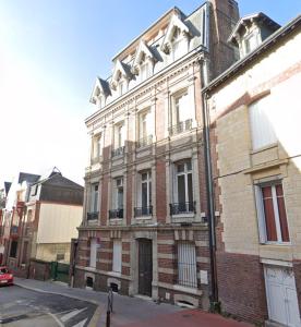 ルーアンにあるAppartement Cosy•Gare• Centre-villeの通りの角にある古いレンガ造りの建物 +3枚の写真