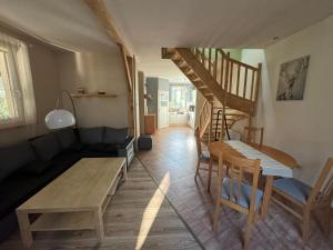 Una sala de estar con una escalera y una mesa y sillas. en Sunny Home Turawa, en Turawa 37 fotos más