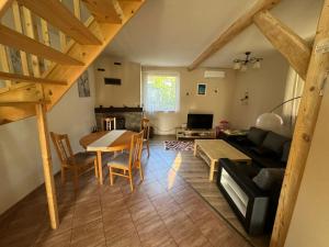 una sala de estar con un sofá y una mesa en Sunny Home Turawa, en Turawa
