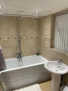 La salle de bains est pourvue d'une baignoire et d'un lavabo. dans l'établissement home in Walkley Sheffield, à Neepsend