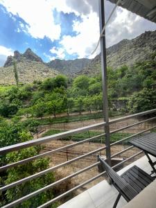 uma varanda com vista para as montanhas em NAREMA FAMILY HOTEL MEGHRI em Meghri