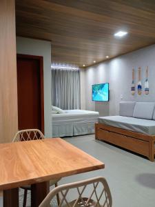 um quarto com duas camas e uma mesa e cadeiras em FLAT 231 Shopping Amarração em Luís Correia