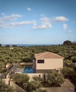 widok z lotu ptaka na dom z basenem w obiekcie Cielo villas - An Authentic Mediterranean Living w mieście Zakintos