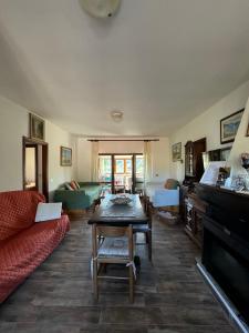 a living room with a couch and a table at Casa Vittoria in Palau