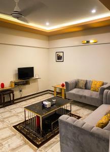 Svetainės erdvė apgyvendinimo įstaigoje Furnished luxury Vacation Apartment in DHA Phase 8