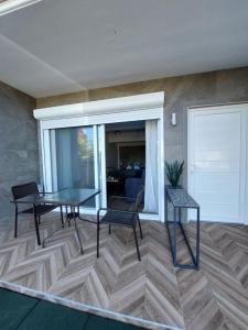 ein Esszimmer mit einem Tisch und zwei Stühlen in der Unterkunft Mannou Studio in Paralia Vrachou + 8 Fotos