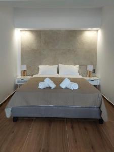 ein Schlafzimmer mit einem großen Bett mit zwei Handtüchern darauf in der Unterkunft Mannou Studio in Paralia Vrachou