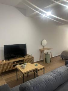 ein Wohnzimmer mit Sofa und Flachbildfernseher in der Unterkunft Mannou Studio in Paralia Vrachou