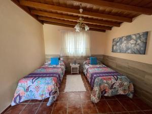 a room with two beds and a window at Casa Heydi in Breña Alta