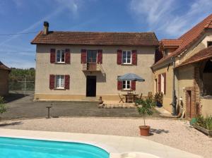 een huis en een zwembad voor een huis bij Maison Lajus in Bassillon-Vauzé