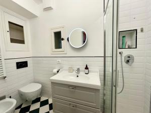 フィレンツェにあるPodere di Montecchio - Colleramoleのバスルーム(洗面台、トイレ、シャワー付)