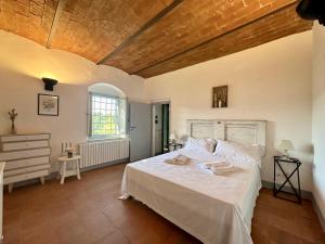 フィレンツェにあるPodere di Montecchio - Colleramoleの木製の天井のベッドルーム1室(白いベッド1台付)