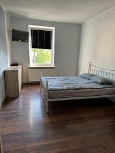 um quarto com uma cama e uma janela em Okno Na Rynek -Pokoje Paris -Parking em Kielce