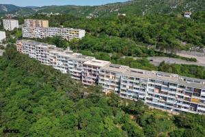 eine Luftansicht eines Apartmenthauses auf einem Hügel in der Unterkunft Studio apartment Elena in Rijeka
