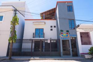 Biały dom z bramą i płotem w obiekcie New Spacious Retreat in Puerto Vallarta w mieście Puerto Vallarta