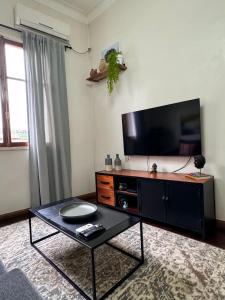 a living room with a tv and a coffee table at Buenos Aires, Recoleta, Capital Federal in Buenos Aires