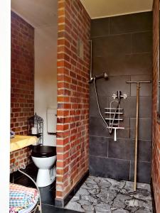 baño con aseo y pared de ladrillo en BAUWAGEN Lilly in Hemmoor, en Hemmoor