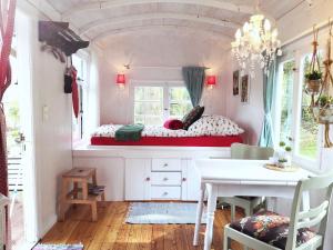 Un pequeño dormitorio con una cama y una mesa. en BAUWAGEN Lilly in Hemmoor, en Hemmoor