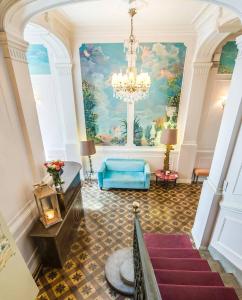 格勒納德的住宿－留博汀別墅酒店，大堂设有吊灯和墙上的绘画