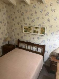 a bedroom with a bed and floral wallpaper at Casa de fin de semana El Ancla in Campos Salles