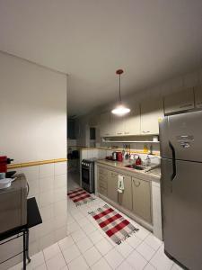 uma cozinha com um frigorífico e uma bancada em Apartamento Aconchegante na Zona Sul, Botafogo Rj no Rio de Janeiro