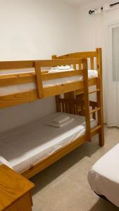 Cette chambre comprend 2 lits superposés. dans l'établissement Apartament Els Flamencs, à Els Muntells