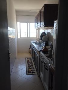 uma cozinha com um fogão e uma bancada em appartement rabat l'ocean em Rabat