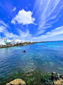a large body of water with buildings in the background at Apartamento Casa el Canario in Costa Teguise