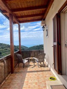 een patio met 2 stoelen en een tafel op een balkon bij Marì in Vico del Gargano