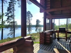 a porch of a cabin with a view of a lake at Lomamökki Kuhmo, Tervatörmä in Kuhmo