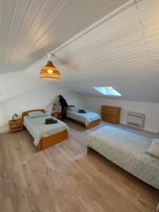 um quarto com três camas e uma pessoa de pé nele em Oustaou di Ercole em Bormes-les-Mimosas