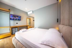 Postel nebo postele na pokoji v ubytování Absolute Hotel Ksamil
