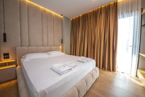 Postel nebo postele na pokoji v ubytování Absolute Hotel Ksamil
