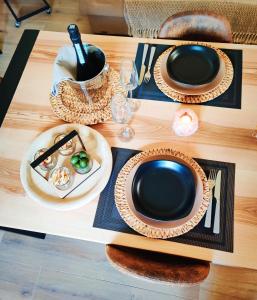 a table with plates of food and a bottle of wine at Victoria's Home in Faccia di Trippa