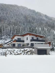 un edificio nella neve di fronte a una montagna di Apartment Life a Radstadt