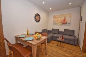 a living room with a table and a couch at Casa Vyron in Ipsos