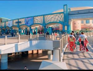 Higashi-shinozakichōにある市川市TOKYO BAY DISNEY Houseの橋の下を歩く人々