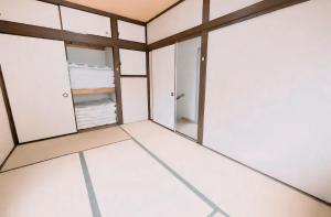 Higashi-shinozakichōにある市川市TOKYO BAY DISNEY Houseの白い壁とガラスドアの空き部屋 +22枚の写真