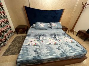 מיטה או מיטות בחדר ב-Apartment in Sheraton Heliopolis district beside Raddison blue hotel and Cairo airport