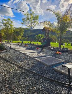 un parco con binari ferroviari, panchina e alberi di Mountain Escape a Squaw Valley