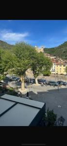 vista su un parcheggio con albero e edifici di Casa Jolie - vista castello a Dolceacqua