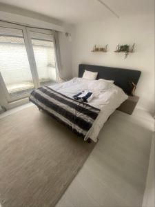 a bedroom with a bed with a blanket on it at Appartement in hartje lier in Lier