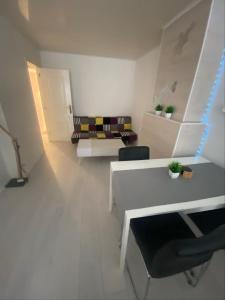 Habitación blanca con escritorio y silla en Appartement in hartje lier, en Lier