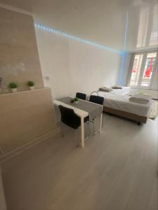 Habitación hospitalaria con cama, mesa y sillas en Appartement in hartje lier, en Lier
