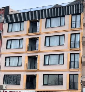ein Gebäude mit Fenstern und Balkonen in der Unterkunft Allegro Apartments Kadıköy in Istanbul