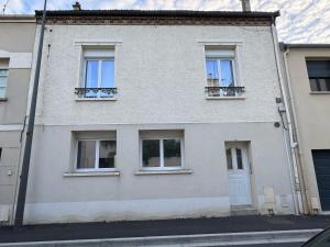 een wit huis met ramen en een deur bij Casa Nella, centre et parking, madamedemconciergerie in Reims