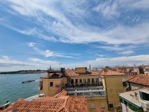 uitzicht op een stad met water en gebouwen bij BIENNALE TERRACE in Venetië