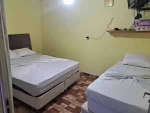 Cette petite chambre comprend 2 lits. dans l'établissement Casa da teka, à Pedro de Toledo